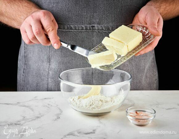 Мелко порубите сливочное масло, добавьте в пшеничную муку, посолите. Разотрите все руками до образования крошки.