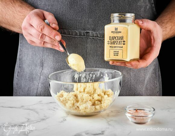 Добавьте 50 г меда для гурманов «Царский бархат» ТМ «Мусихин. Мир мёда», перемешайте.