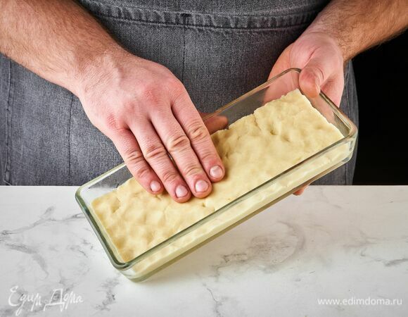 Выложите массу в форму для запекания и слегка утрамбуйте. Выпекайте в духовке, разогретой 160°С, около 20 минут до легкого румяного цвета.