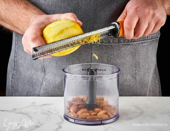 Выложите в блендер миндаль и натрите лимонную цедру.