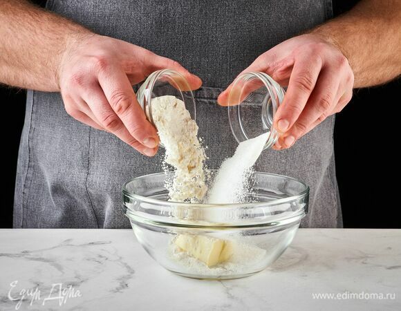 Подготовьте штрейзель. Порубите сливочное масло и перетрите его в крошку с мукой и сахаром.