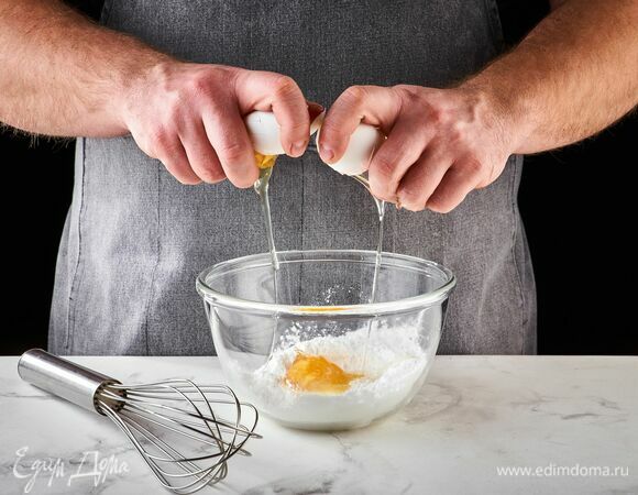 Яйца и 125 г сахарной пудры взбейте венчиком.