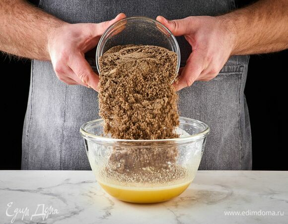 Добавьте гречневую муку. Вымешайте тесто до однородной консистенции. Накройте посуду с тестом полотенцем и оставьте на полчаса в теплом месте.