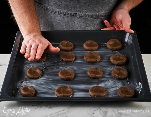 Немного придавите шарики, чтобы придать им форму лепешек. Выпекайте печенье в разогретой до 160°С духовке 15 минут, затем остудите и посыпьте оставшейся сахарной пудрой.