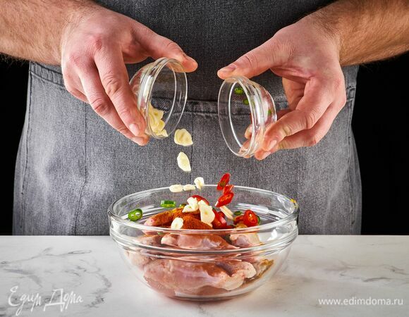 Добавьте измельченные чеснок и перец чили.