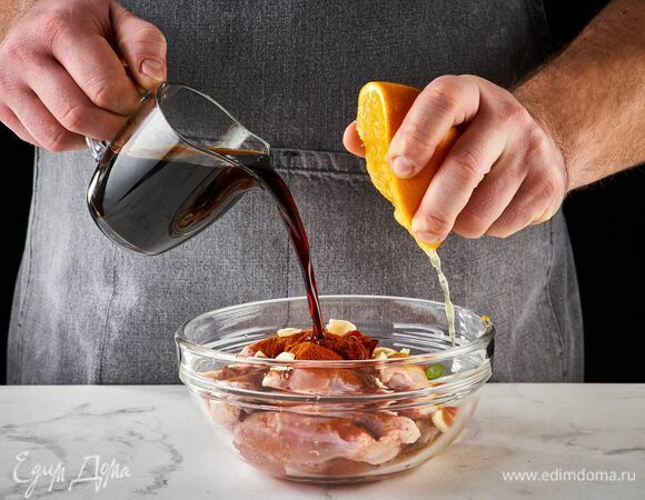 Выжмите сок из апельсина, добавьте соевый соус.
