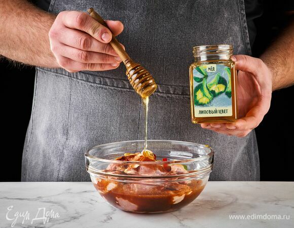 Добавьте мед липовый «Липовый цвет» ТМ «Мусихин. Мир мёда». Все тщательно перемешайте. Поставьте миску с крылышками на ночь в холодильник.