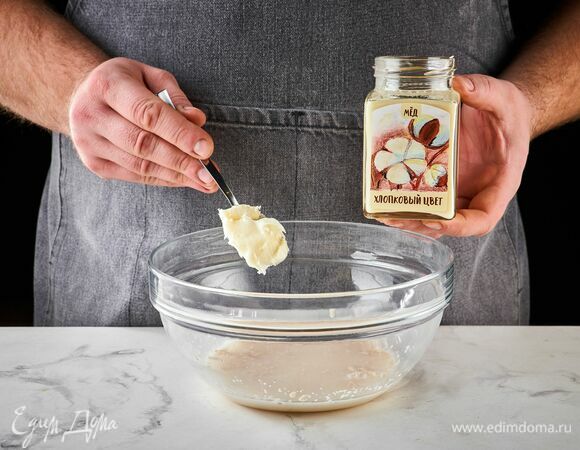 Добавьте 1 ч. л. хлопкового меда «Хлопковый цвет» ТМ «Мусихин. Мир мёда».