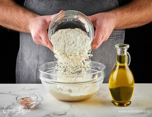 Просейте 300 г муки, добавьте оливковое масло и щепотку соли.