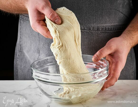 Замесите гладкое однородное тесто. Смочите полотенце горячей водой, накройте им тесто и уберите в теплое место на 30 минут.