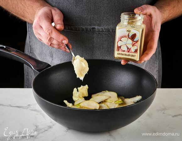 Добавьте 1 ч. л. хлопкового меда «Хлопковый цвет» ТМ «Мусихин. Мир мёда». Карамелизируйте грушу, периодически помешивая, в течение нескольких минут.