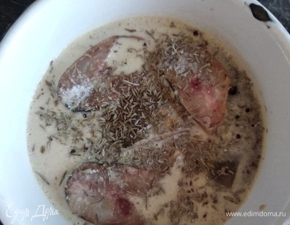 Рыбу вымыть, обсушить бумажными полотенцами и разрезать на порционные куски. Сложить в миску и залить пивом. Чеснок нарезать пластинками. Специи можно добавить как есть, а можно истолочь в ступке. Добавить специи. Поставить в холодильник на 30 минут.