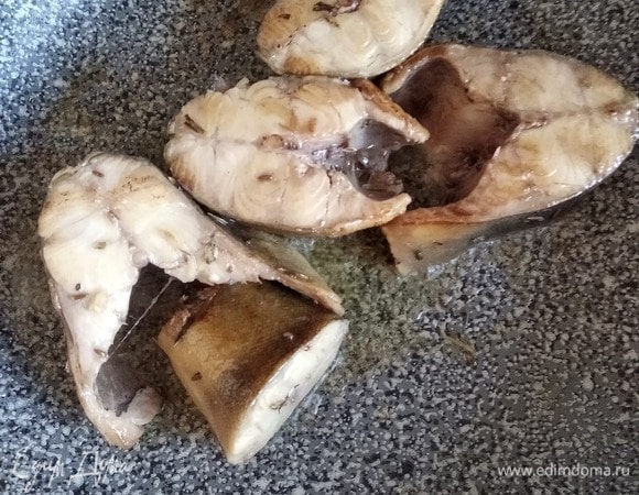 Рыбу вынуть из маринада, обсушить бумажными полотенцами и обжарить в сливочном масле по 2–3 минуты с каждой стороны.