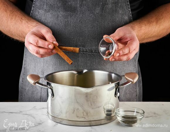 Яблоки вымойте, обсушите и нарежьте на кусочки с кожурой. Половину выложите в кастрюлю. Добавьте корицу, гвоздику и сушеную мяту.