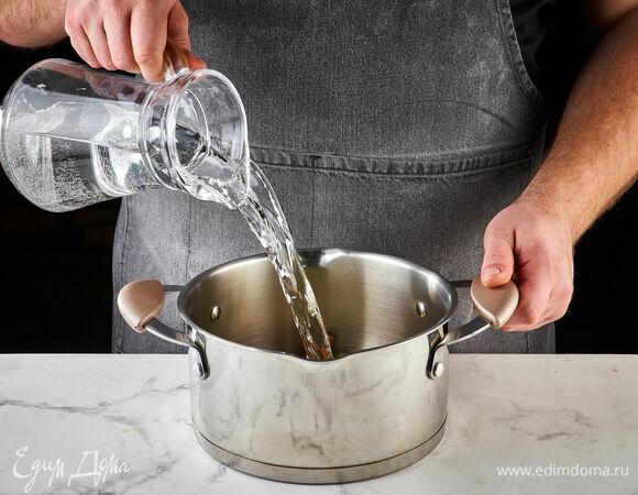 Влейте воду и поставьте кастрюлю на огонь. Доведите до кипения, уменьшите огонь и варите 15 минут.