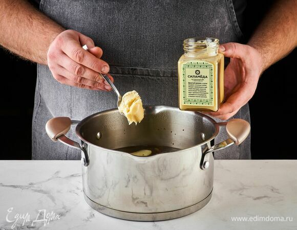 Снимите кастрюлю с огня, немного остудите напиток. Добавьте мед с прополисом ТМ «Мусихин. Мир мёда», перемешайте, закройте крышкой и оставьте настаиваться на 20 минут.