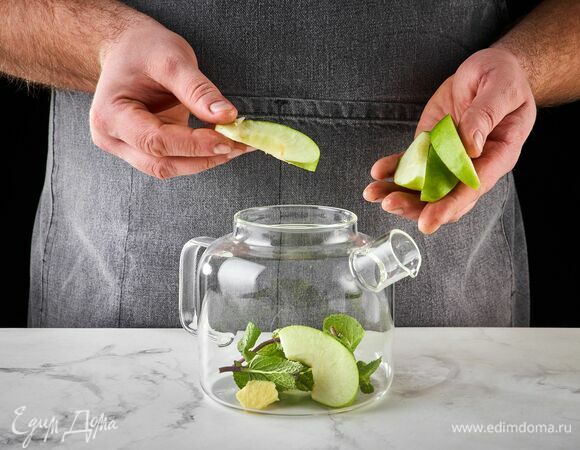 Выложите в кувшин оставшиеся дольки яблок, свежую или сушеную мяту и кусочек имбиря.