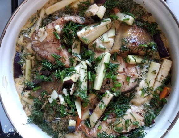 К рыбе выложить овощи, обжарить 2 минуты, добавить укроп, залить маринадом, довести до кипения и тушить до готовности (минут 15). Подавать с любимым гарниром. У меня был булгур. Он прекрасно сочетается с рыбой, овощами и пивом. Приятного аппетита!