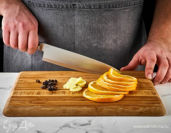 Корень имбиря и апельсин нарежьте тонкими ломтиками. Ягоды можжевельника раздавите.