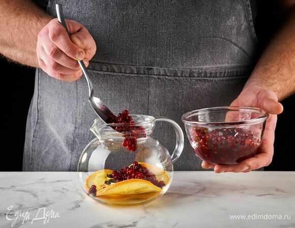 Все сложите во кувшин. Добавьте бруснику.