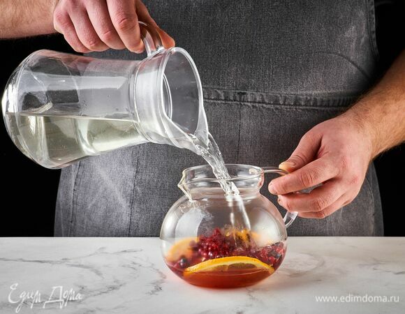 Влейте кипяток.