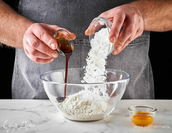 Соедините муку, сахарную пудру, ванильную эссенцию и желток.