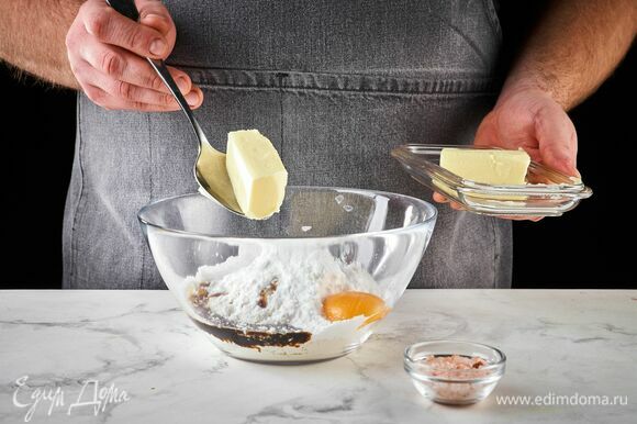 Добавьте охлажденное сливочное масло, щепотку соли. Замесите гладкое тесто. Сформируйте из теста шар, заверните его в пищевую пленку и положите в холодильник на 30 минут.