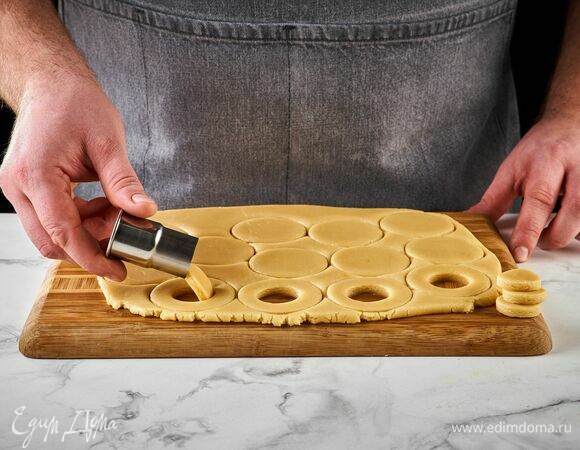 По истечении времени раскатайте тесто в пласт толщиной 4 мм. Вырежьте печенье, а в половине заготовок вырежьте серединку.