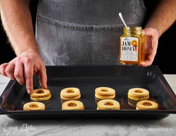 Накройте второй половинкой с выемкой по центру. Слегка прижмите, чтобы печенье склеилось.