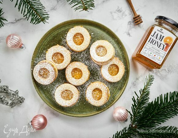 Посыпьте выпечку сахарной пудрой и подавайте к столу.