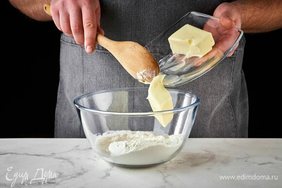 Добавьте предварительно размягченное сливочное масло и замесите тесто. Сформируйте из теста шар, накройте полотенцем и поместите в теплое место для расстойки на 30 минут.