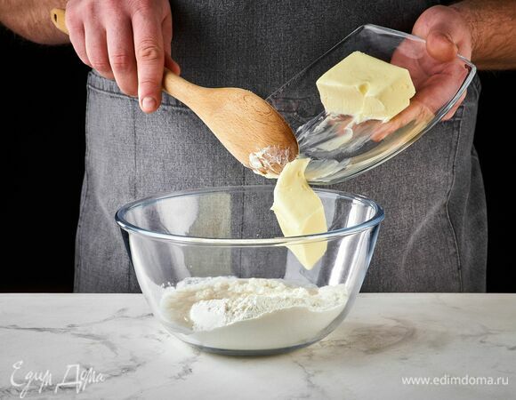 Добавьте предварительно размягченное сливочное масло и замесите тесто. Сформируйте из теста шар, накройте полотенцем и поместите в теплое место для расстойки на 30 минут.