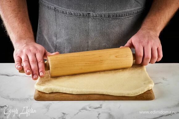 Раскатайте тесто в пласт толщиной 2 мм.