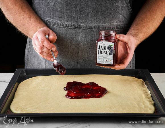 Смажьте тесто джемом на меду «Ежевика» ТМ «Мусихин. Мир мёда».