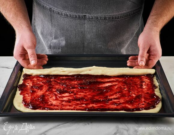 Скатайте тесто в рулет.