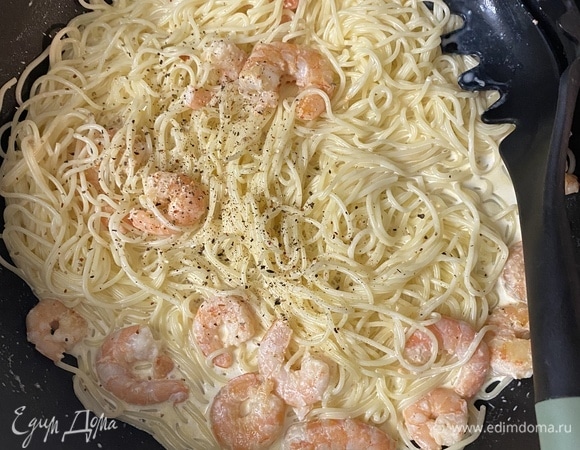 Сливки комнатной температуры влить в сковороду с креветками, добавить соль и свежемолотый перец по вкусу. Довести до кипения и выключить. В сковороду добавить спагетти и хорошо перемешать. Если соус покажется слишком густым, разбавить отваром, довести до кипения.
