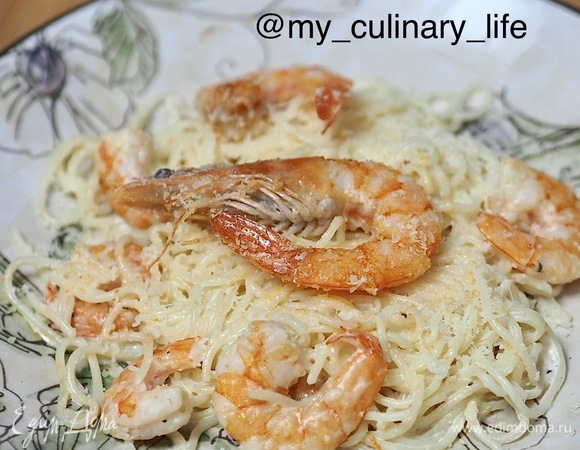 Пасту посыпать тертым пармезаном, перемешать и сразу подавать. Для еще большего вкуса и эстетического удовольствия можно еще раз посыпать блюдо пармезаном.