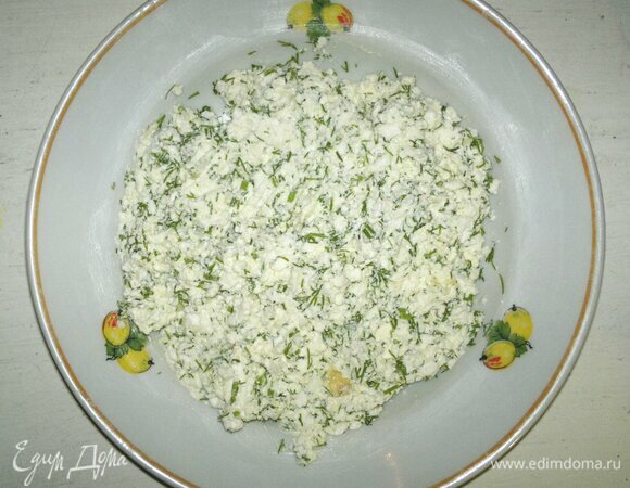 К творожной массе добавить майонез, перемешать.