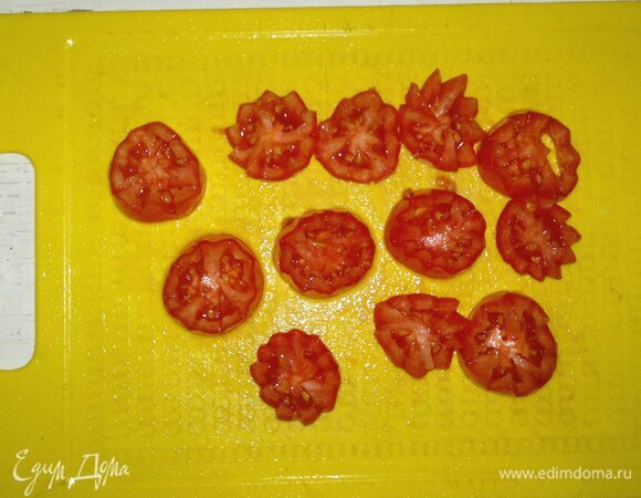 Для украшения помидоры помыть, обсушить. Разрезать их поперек зигзагом на две части. Нарезанные части помидоров обсушить бумажным полотенцем.