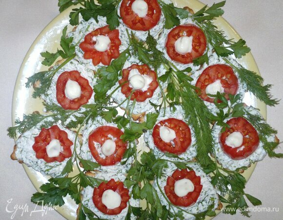 Также можно выложить закуску на блюдо в форме елочки. Приятного аппетита! С наступающим Новым годом!