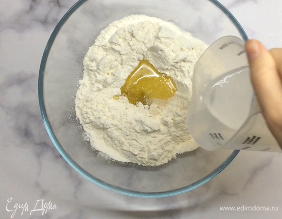 Просеиваем муку, добавляем сахар, дрожжи, соль. Вливаем теплую воду, оливковое масло и яйцо.