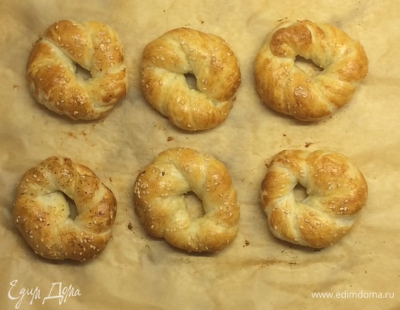 Готовые бейглы остужаем, режем пополам и добавляем разнообразную начинку. Приятного аппетита!