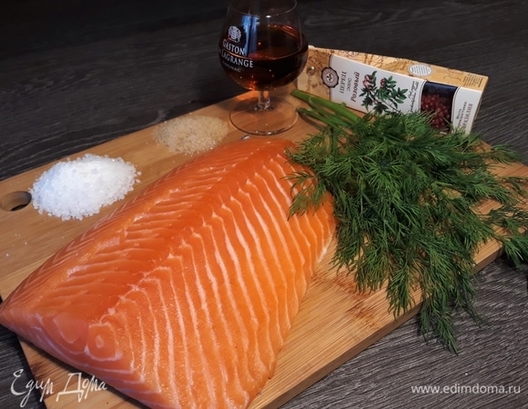 Кусочки лосося промыть, обсушить. Приготовить раствор для засолки. Я всегда солю красную рыбу по одному проверенному рецепту: 1 кг рыбы, 2 ст. л. соли, 1 ст. л. сахара. Для рыбы по-скандинавски надо еще добавить несколько веточек укропа, щепотку перца и рюмку коньяка.