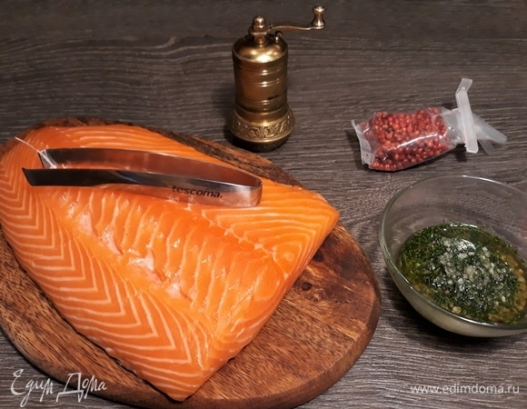 Убрать косточки. Укроп мелко нарезаем, в мельнице (можно в ступке) перемалываем перец горошком. Важно, чтобы перец был свежемолотый. В емкость помещаем все ингредиенты, хорошо перемешиваем состав для засолки.