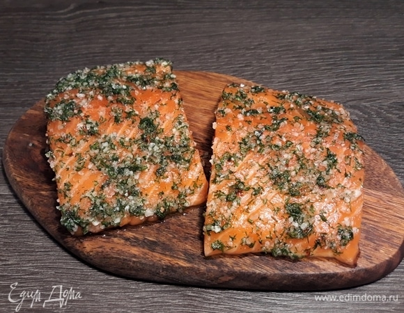 Рыбу нарезаем на две части. Хорошо смазываем раствором для засолки.