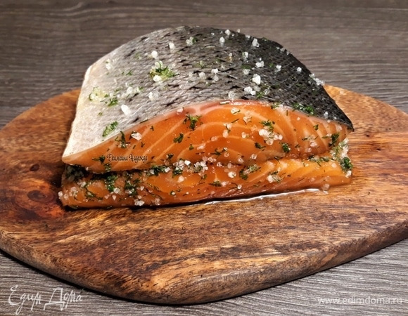 Укладываем одну часть рыбы на другую. Кладем в контейнер и помещаем в холодильник на ночь.