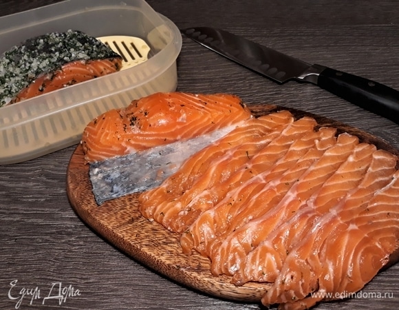 Достаем из холодильника. Тщательно очищаем ножом рыбу от соли, укропа и пряностей. Нарезаем тонкими ломтиками.