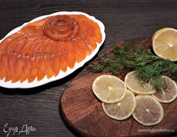 На засолку рыбы уходит не более 15 минут, а на просолку — ночь. Для украшения можно тонко нарезать лимон и слегка посыпать нарезанную рыбу укропом.