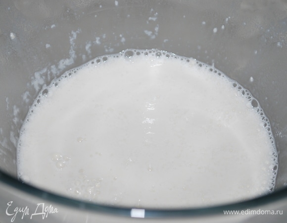 В чашу миксера налейте воду и добавьте закваску (у меня пшеничная закваска), хорошо все перемешайте.