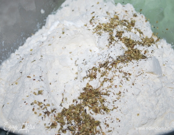 Добавьте муку, соль и ароматные травы по вкусу (у меня итальянские травы).